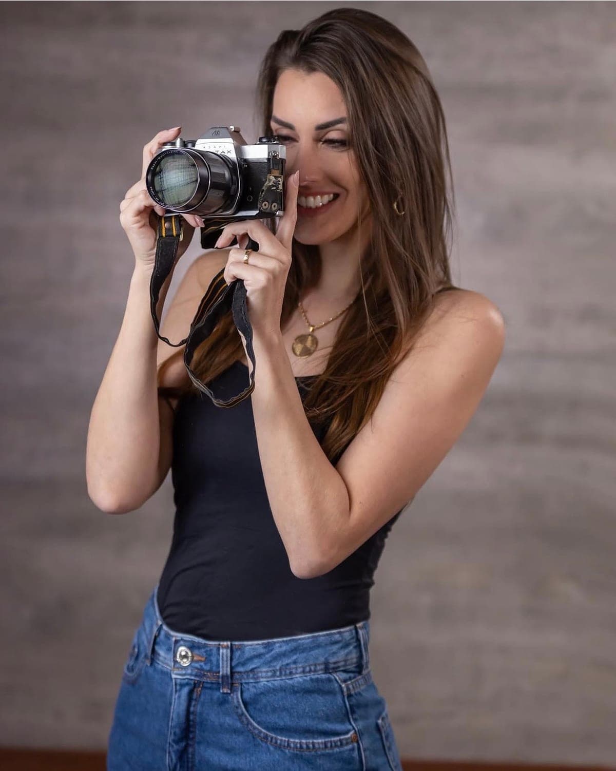 Luiza Millani Cavagnoli fotografando durante uma produção da ELLU